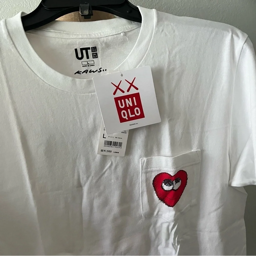 NEW KAWS x UNIQLO 2016 sz L Red Heart Pocket Tee White Short Sleeve Tshirt - Picture 4 of 7
